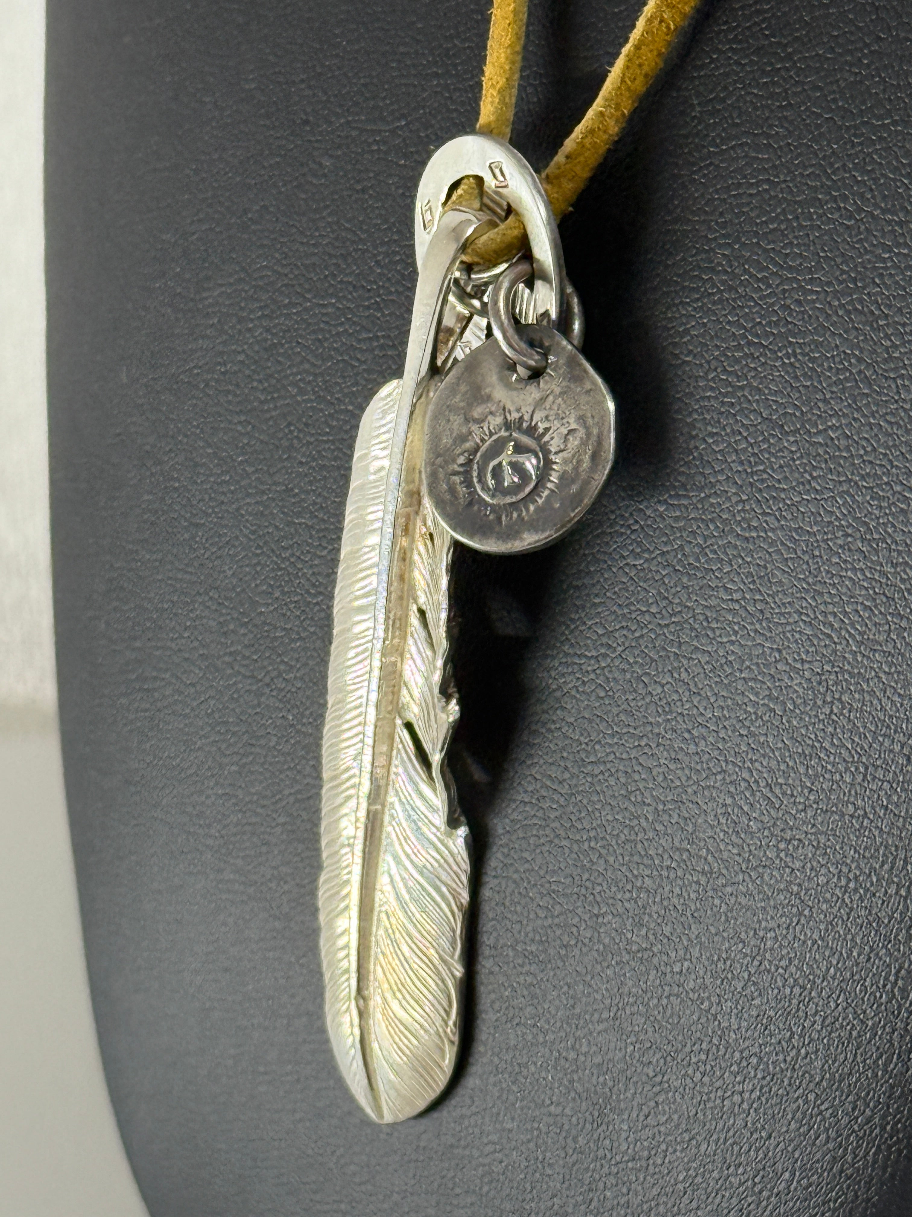 ゴローズ プレーン特大フェザー(左向き)+メディスンホイール+SVin太陽メタル大(たたき無し)+鹿革紐セットアップ