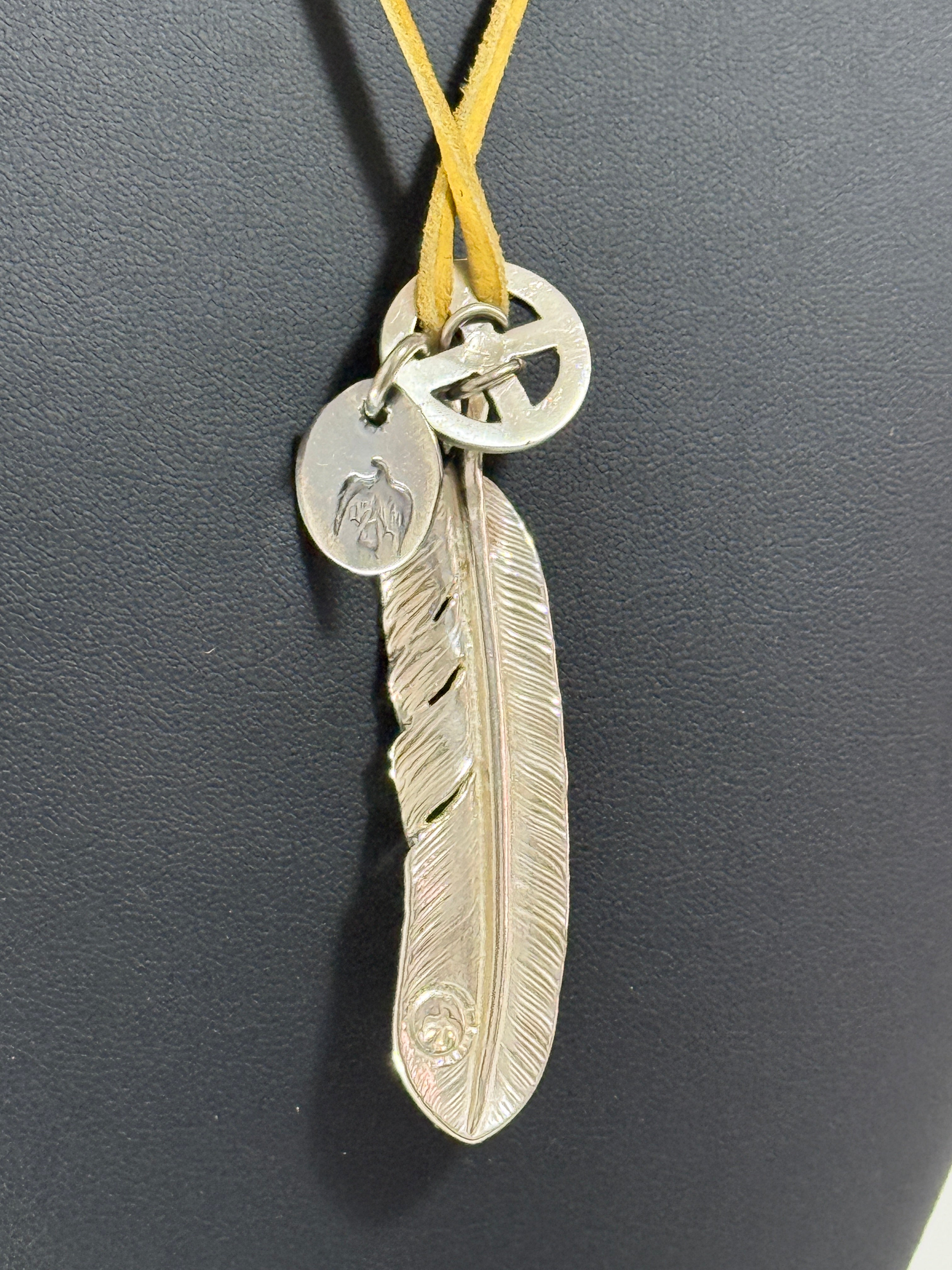 ゴローズ プレーン特大フェザー(左向き)+メディスンホイール+SVin太陽メタル大(たたき無し)+鹿革紐セットアップ