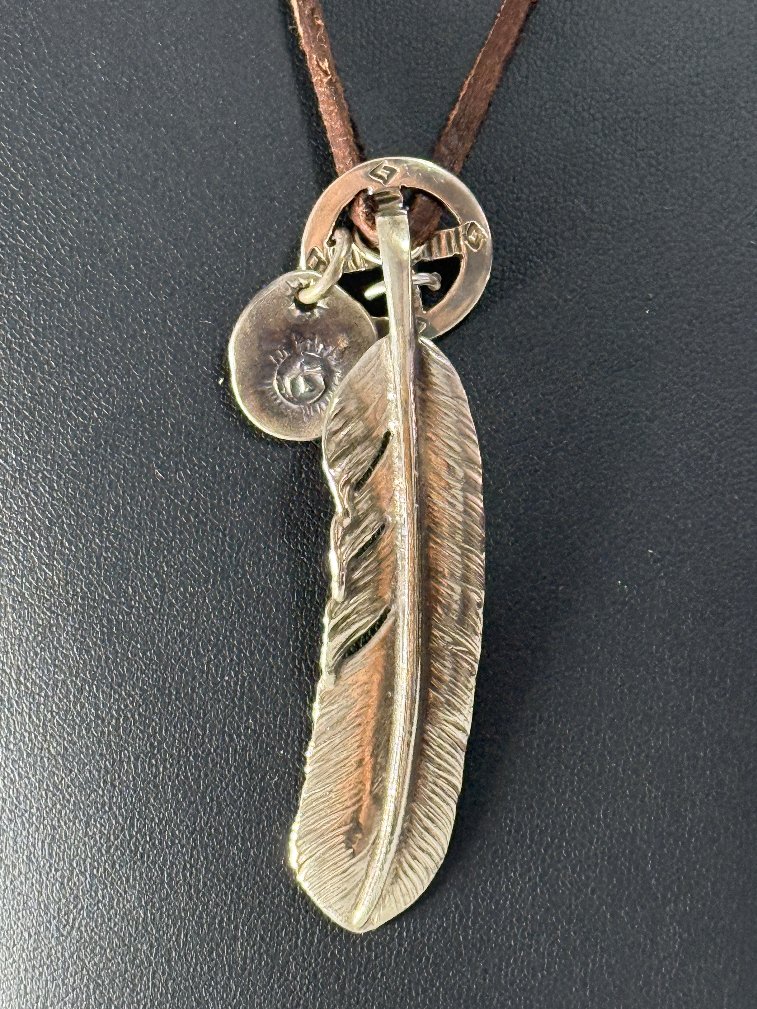 ゴローズ プレーン特大フェザー(右向き)+メディスンホイール+SVin太陽メタル大+鹿革紐セットアップ