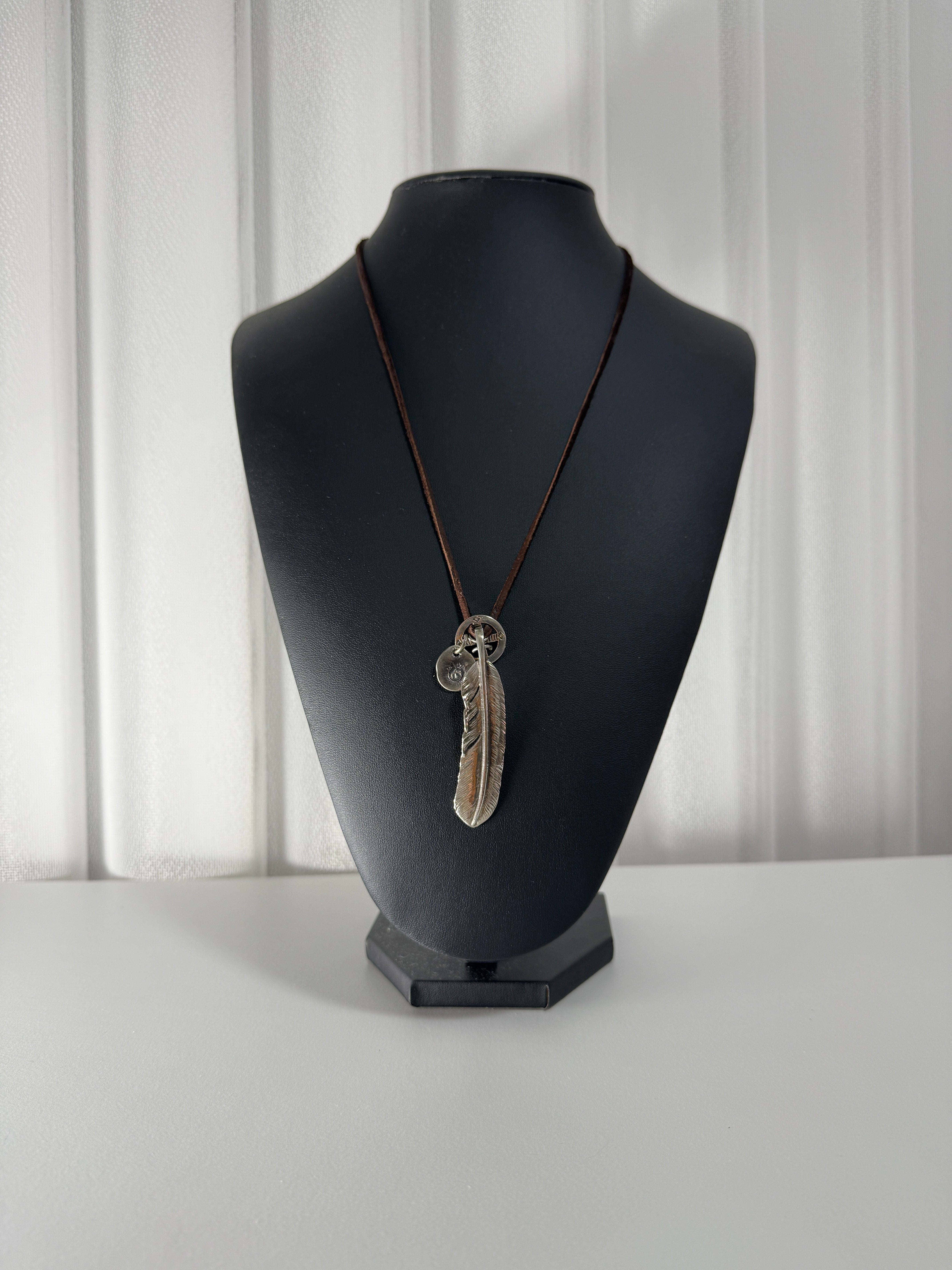 ゴローズ プレーン特大フェザー(右向き)+メディスンホイール+SVin太陽メタル大+鹿革紐セットアップ