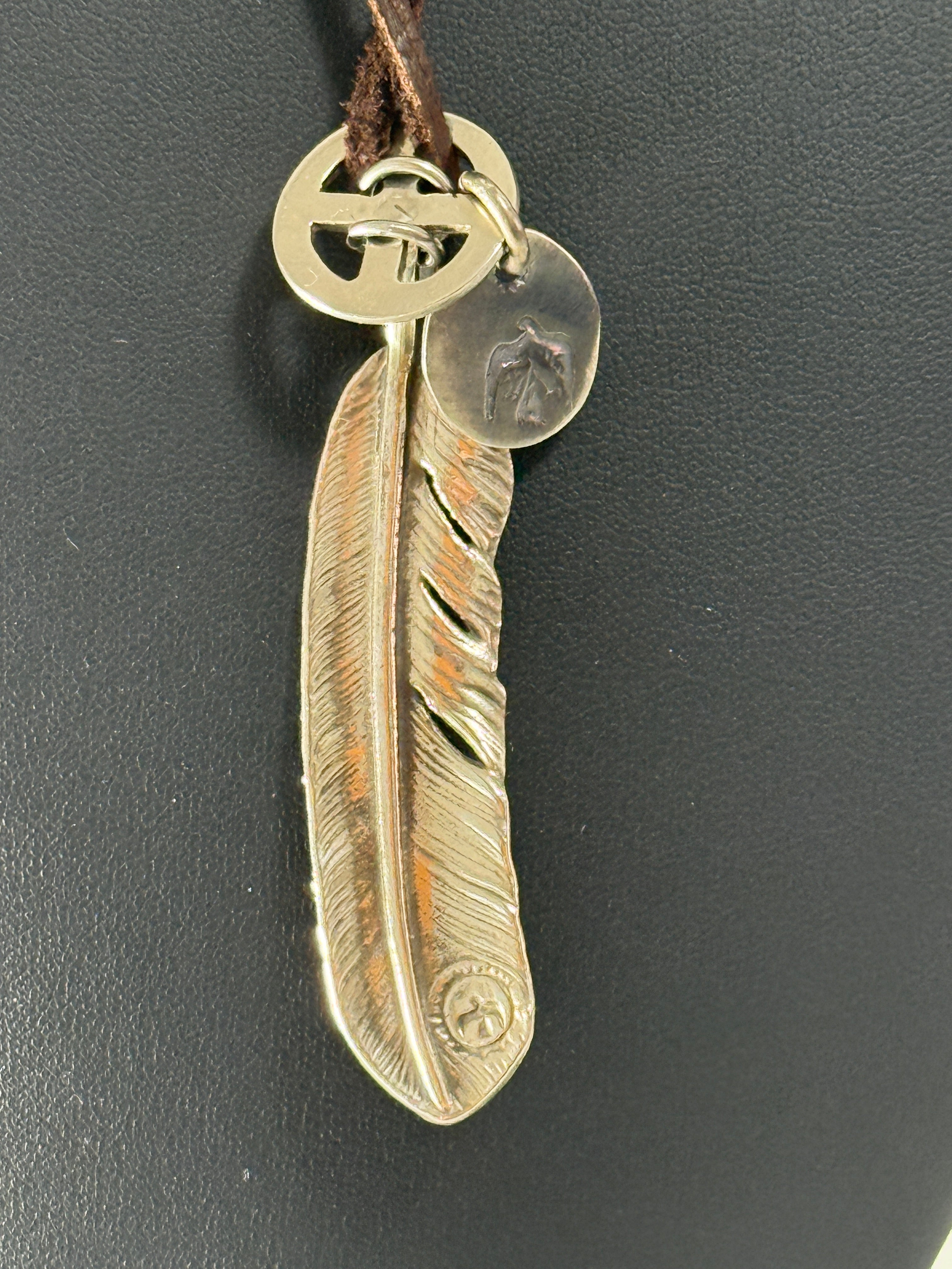 ゴローズ プレーン特大フェザー(右向き)+メディスンホイール+SVin太陽メタル大+鹿革紐セットアップ