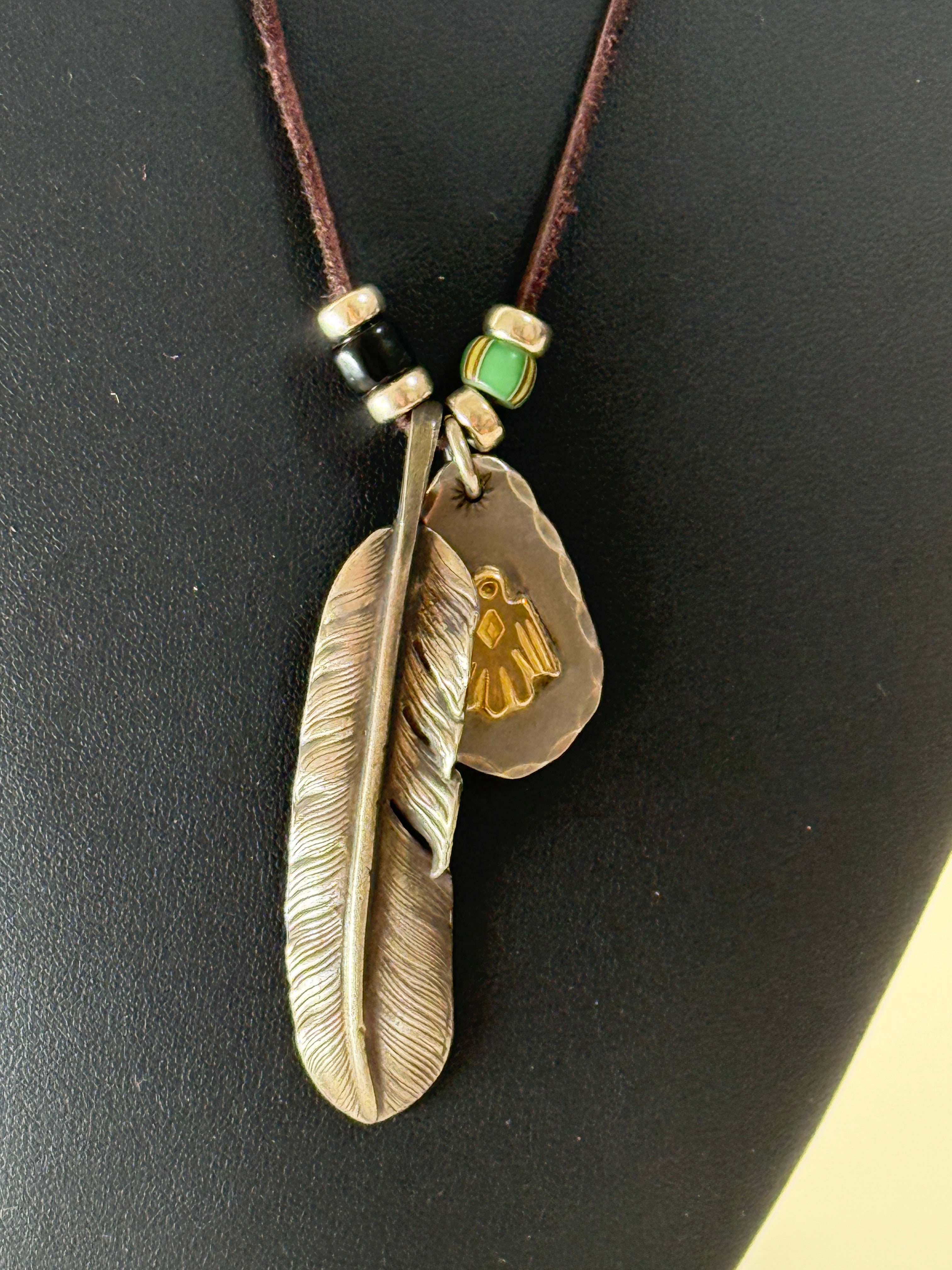 ゴローズ プレーン特大フェザー(左向き)+イーグル付印台メタル+ビーズ付き革紐セットアップ