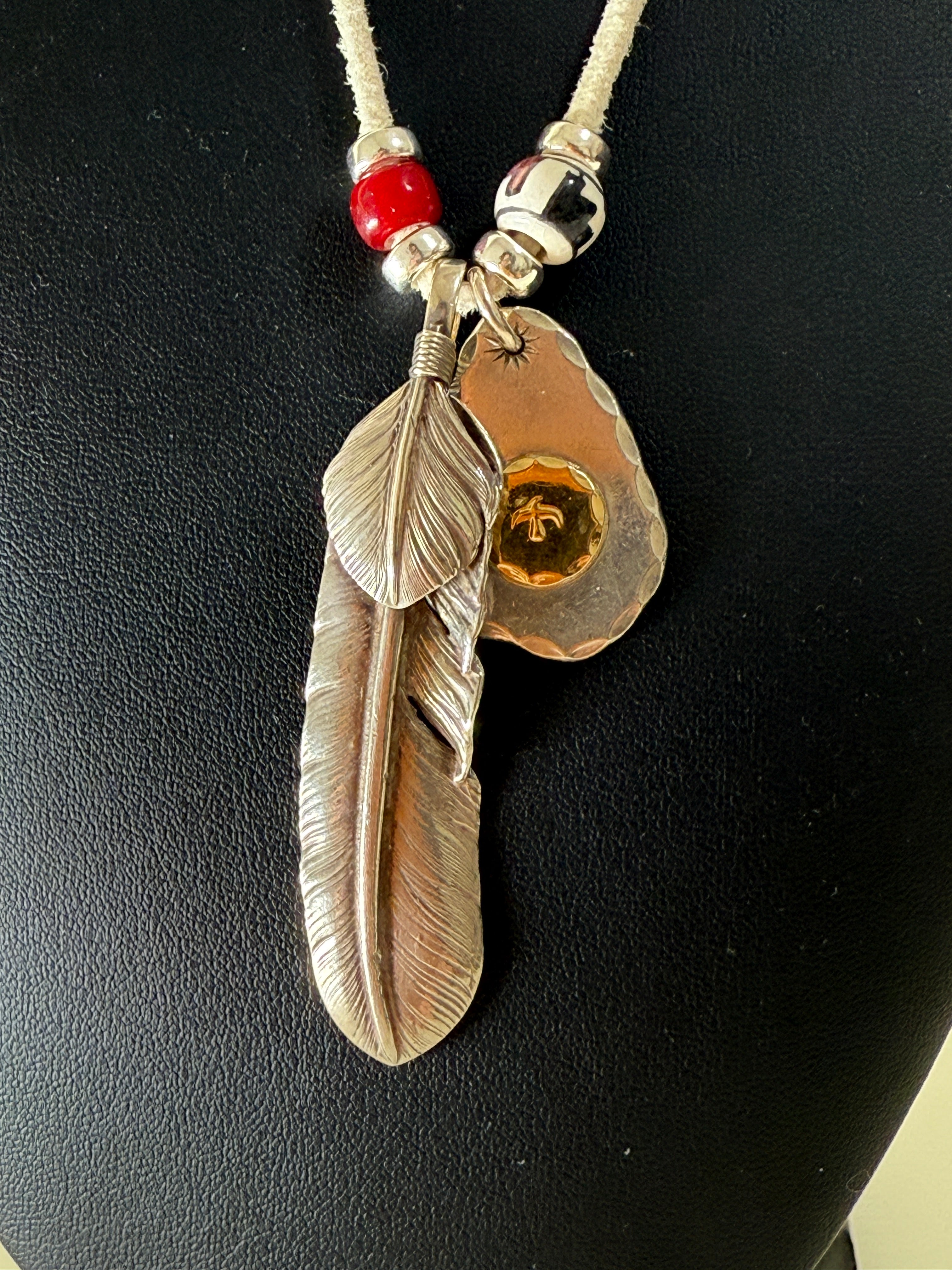 ゴローズ 上銀特大フェザー(左向き)+金メタル付印台メタル+ビーズ付革紐