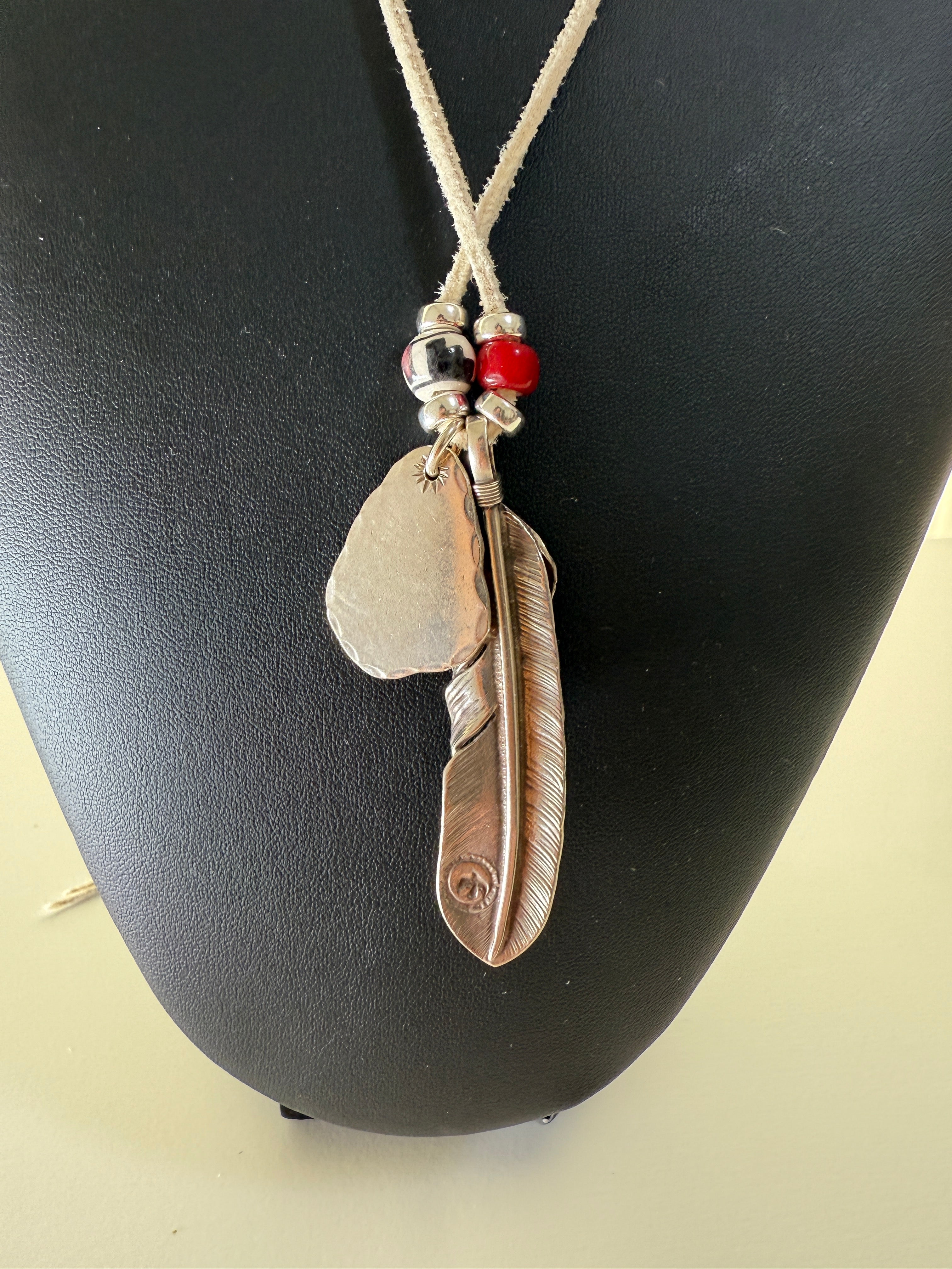 ゴローズ 上銀特大フェザー(左向き)+金メタル付印台メタル+ビーズ付革紐