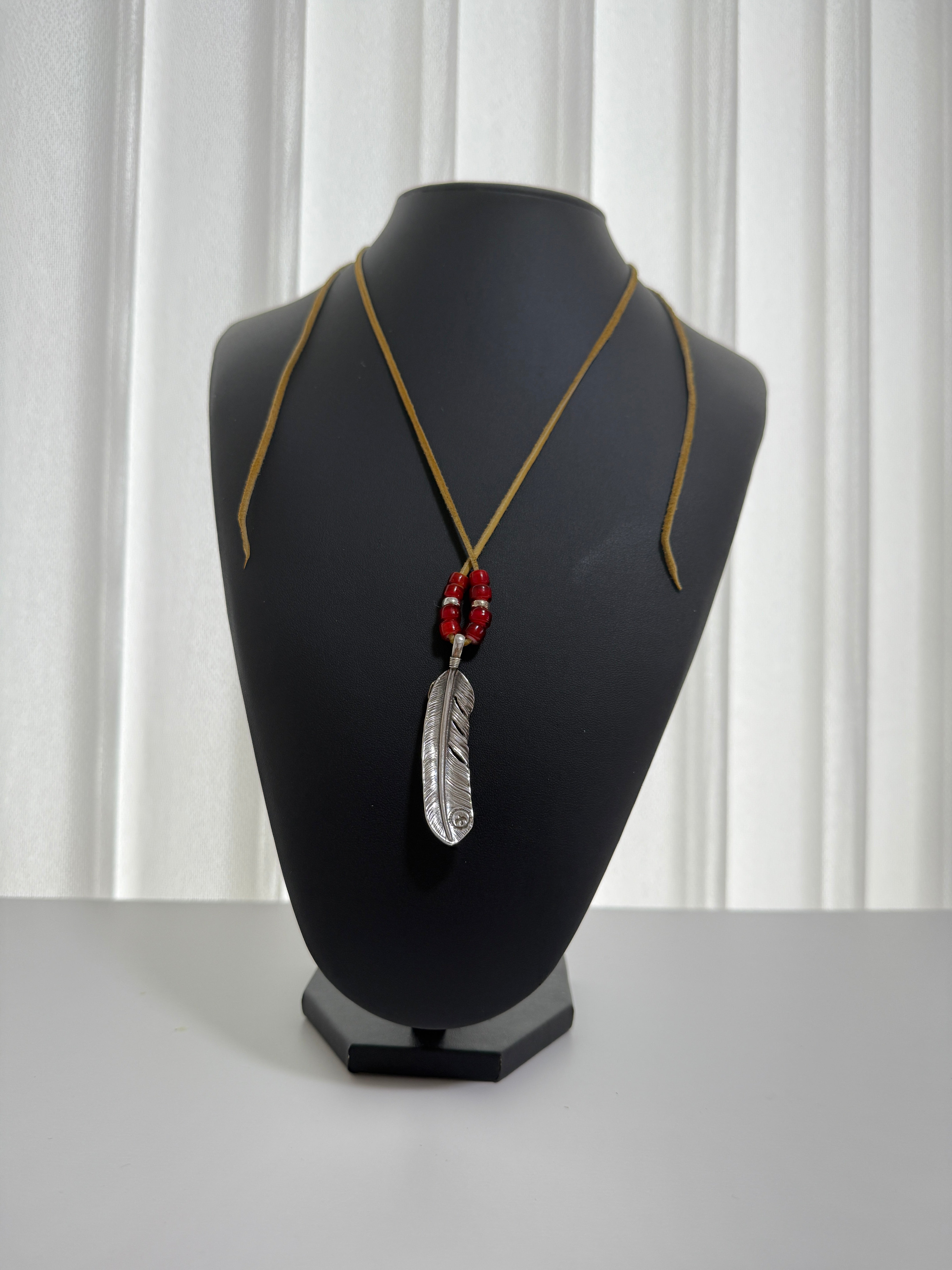 ゴローズ 上金特大フェザー右+ビーズキャメル鹿革紐セットアップ