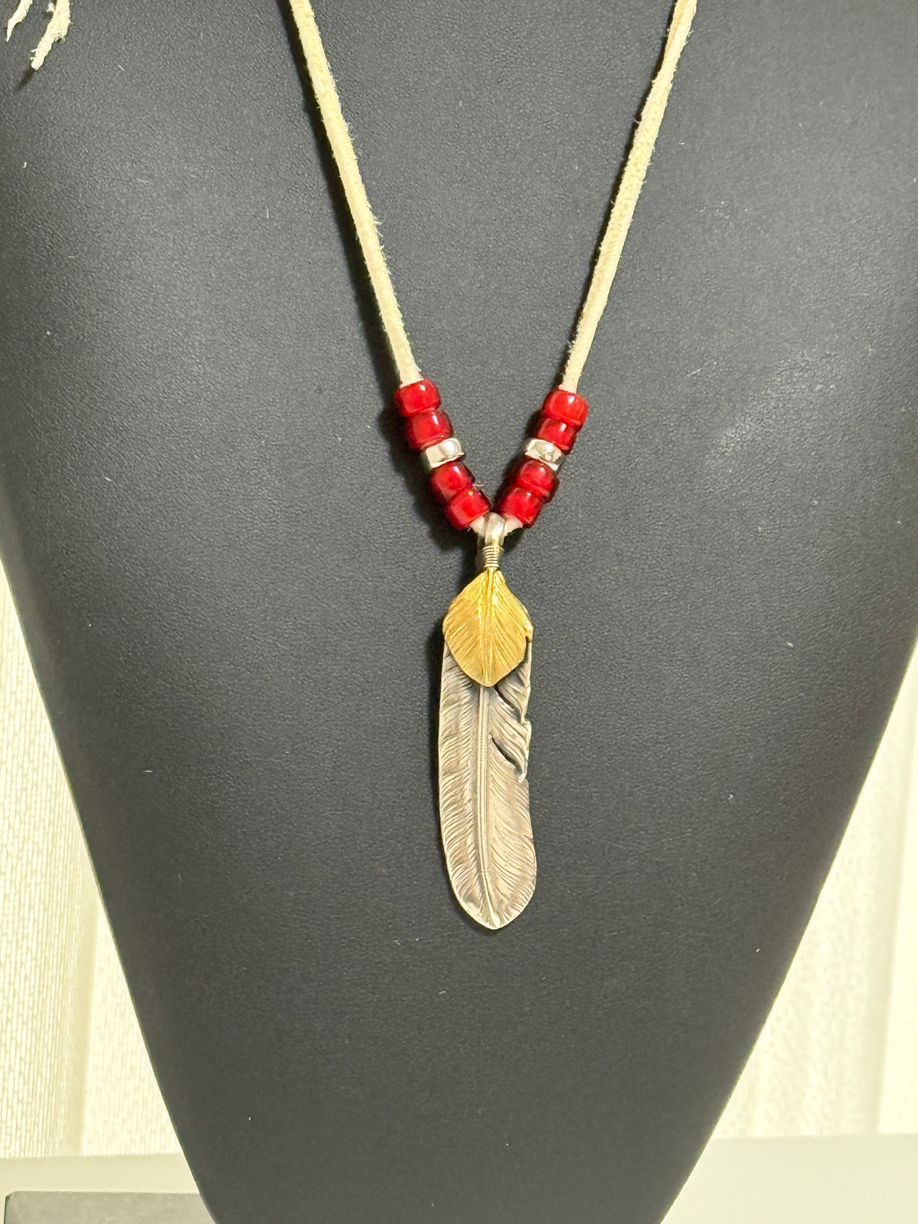 ゴローズ 上金特大フェザー左+ビーズ付鹿革紐