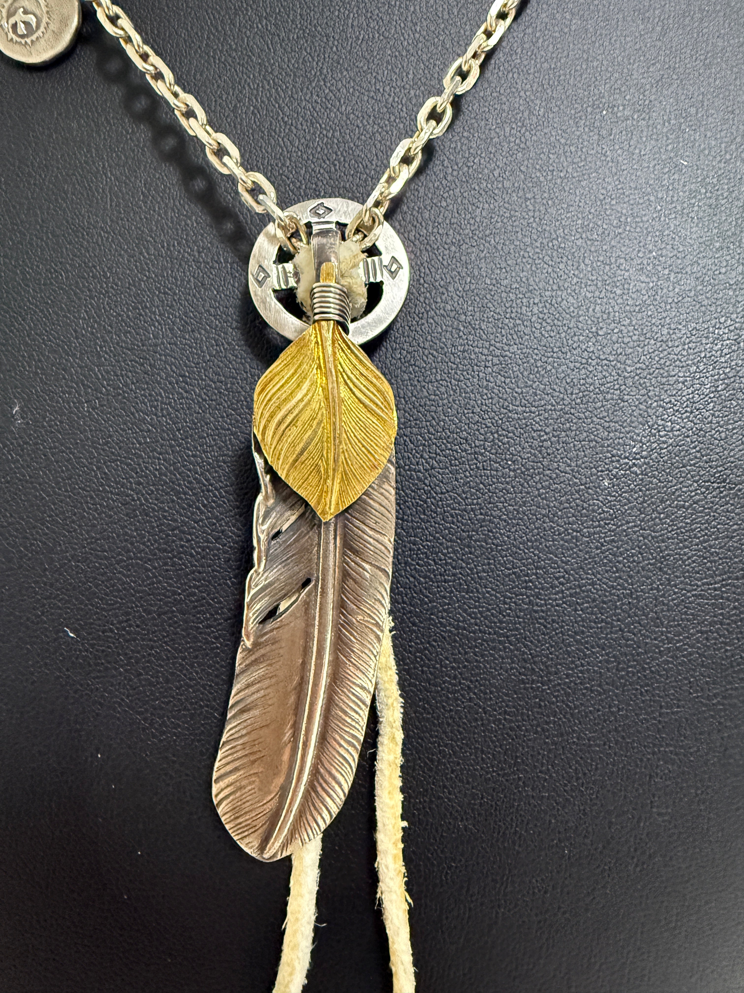 ゴローズ 上金特大フェザー右+SV太陽inメタル小+金メタルホイール付イーグルフック細角チェーン(47cm)+メディスンホイール+革紐セットアップ