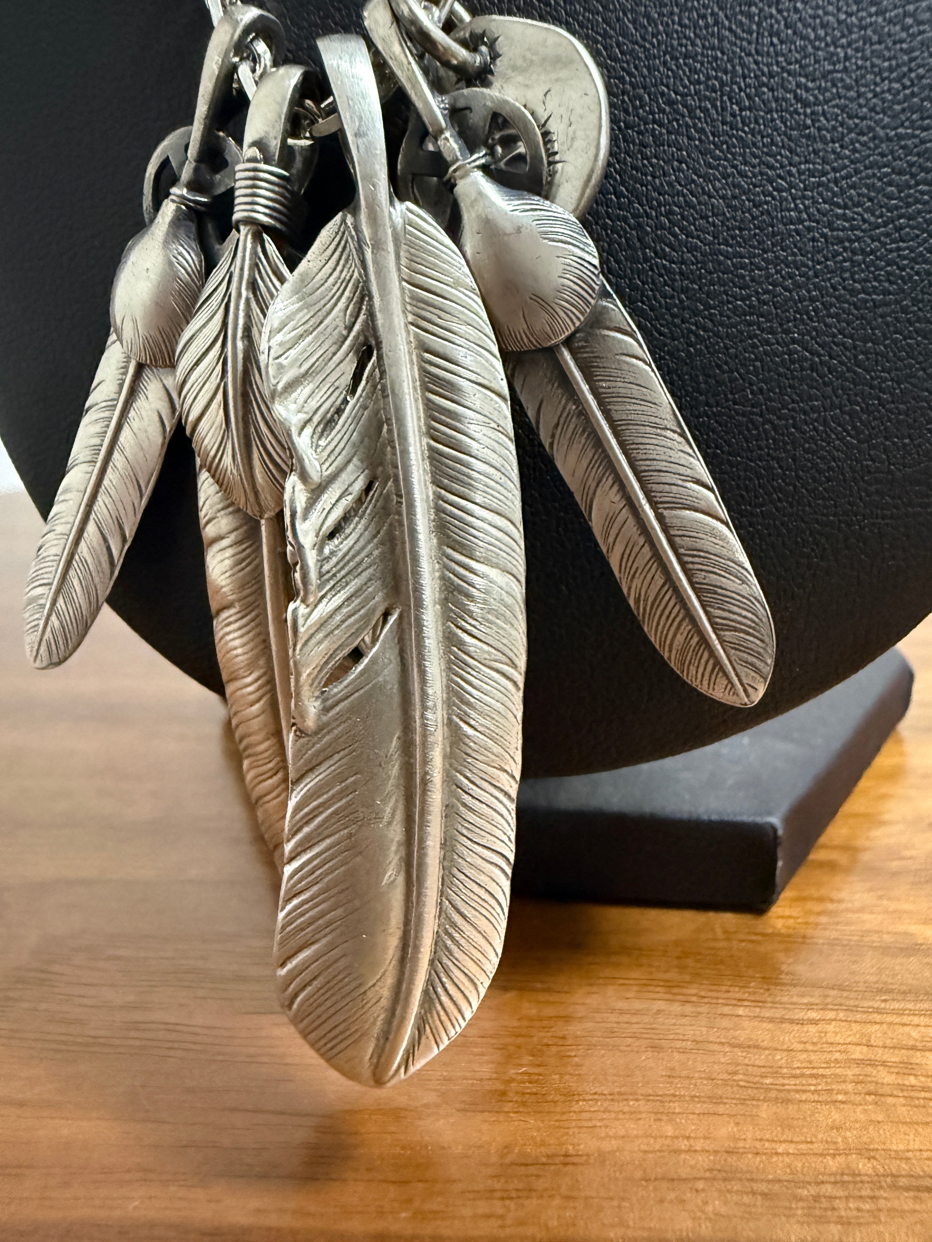 ゴローズ　上銀特大フェザー左＋プレーン特大フェザー右＋SVハートホイールフェザー大×２＋太陽inメタル大＋金メタルホイール付イーグルフック細角チェーン（70cm）セットアップ