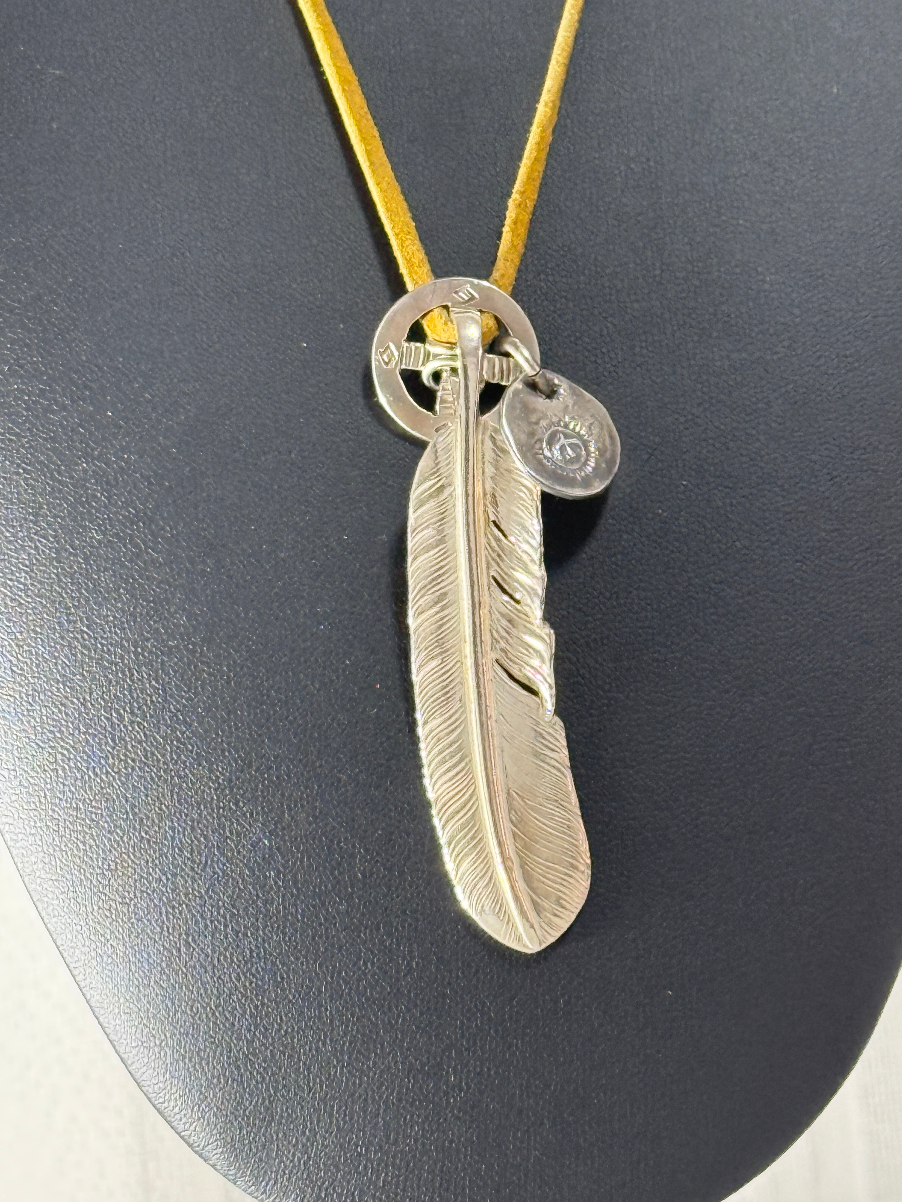 ゴローズ　プレーン特大フェザー（左向き）＋メディスンホイール＋SVin太陽メタル大（たたき無し）＋鹿革紐セットアップ