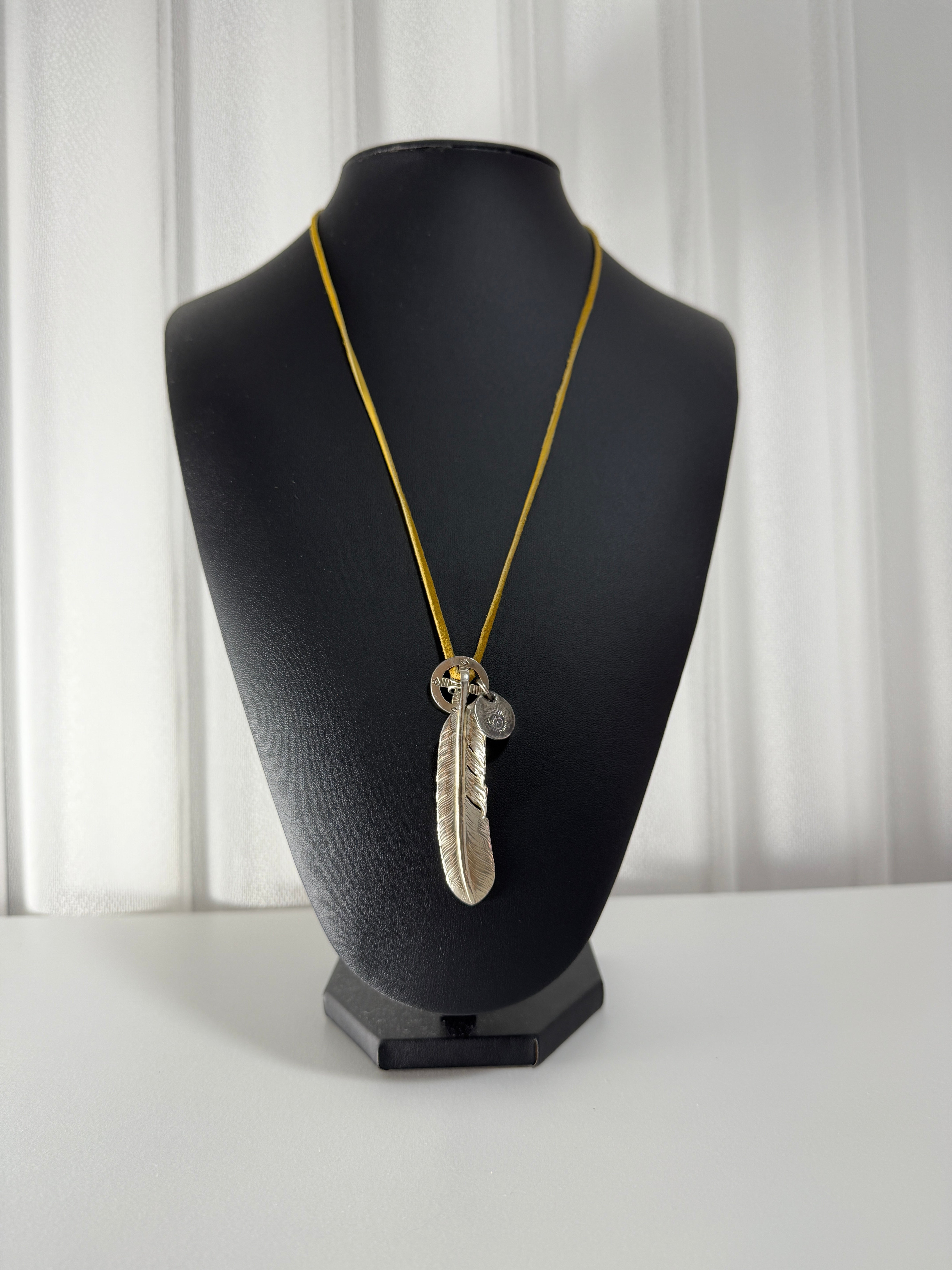 ゴローズ　プレーン特大フェザー（左向き）＋メディスンホイール＋SVin太陽メタル大（たたき無し）＋鹿革紐セットアップ