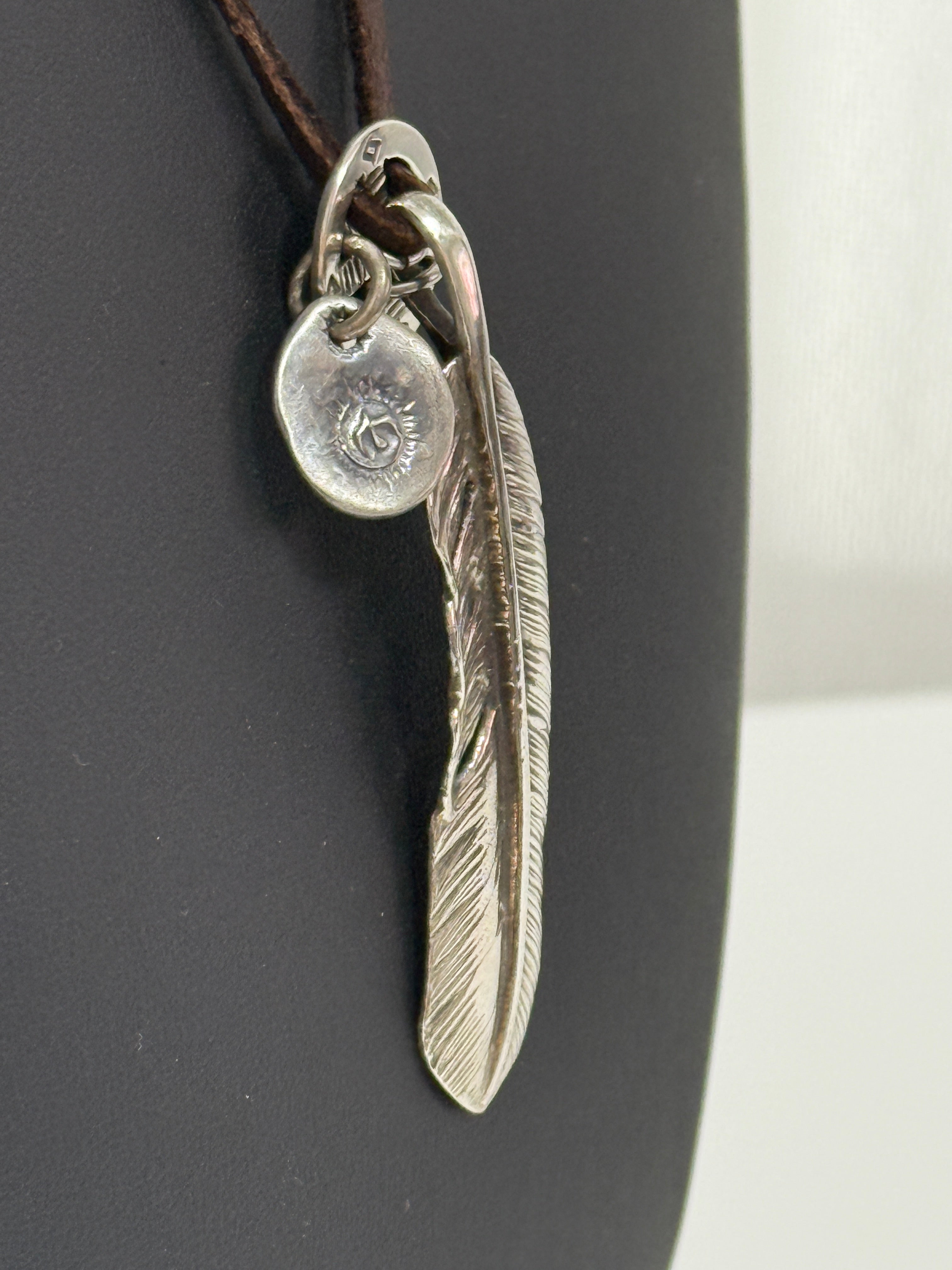 ゴローズ　プレーン特大フェザー（右向き）＋メディスンホイール＋SVin太陽メタル大＋鹿革紐セットアップ