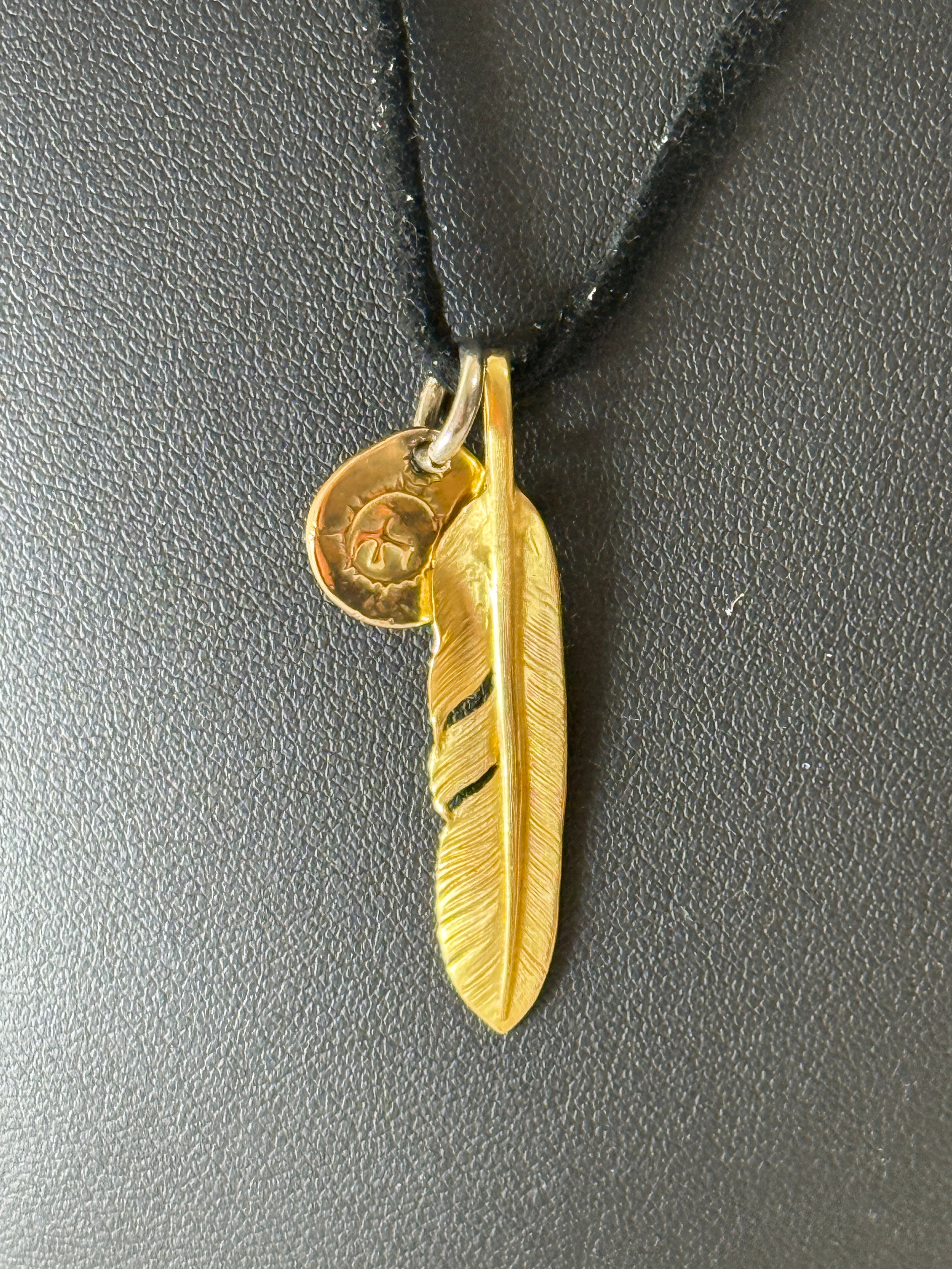 ゴローズ　K18フェザー大（左向き）＋K18太陽inメタル小＋革紐