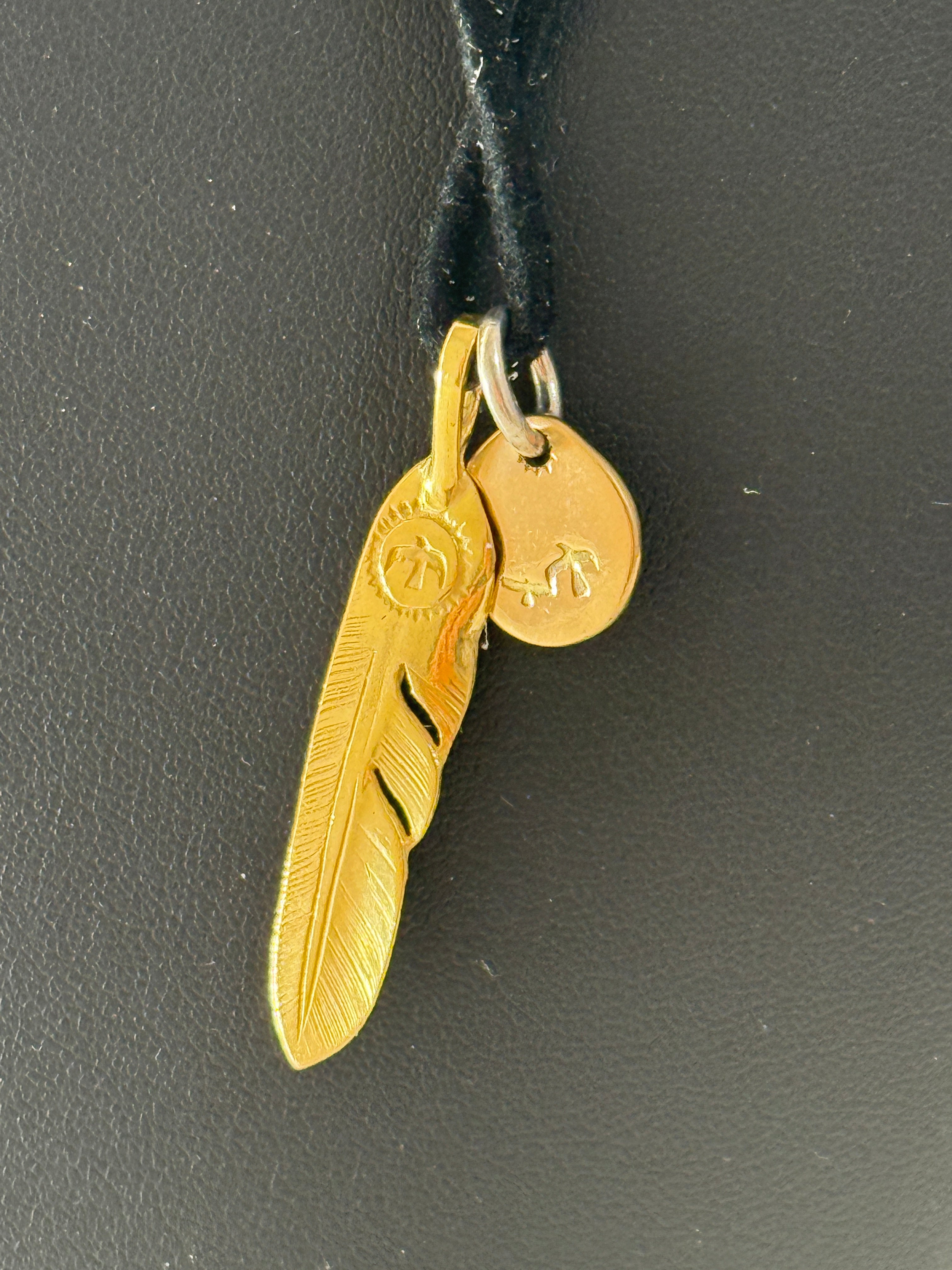 ゴローズ K18フェザー大（右向き）＋K18太陽inメタル小＋革紐