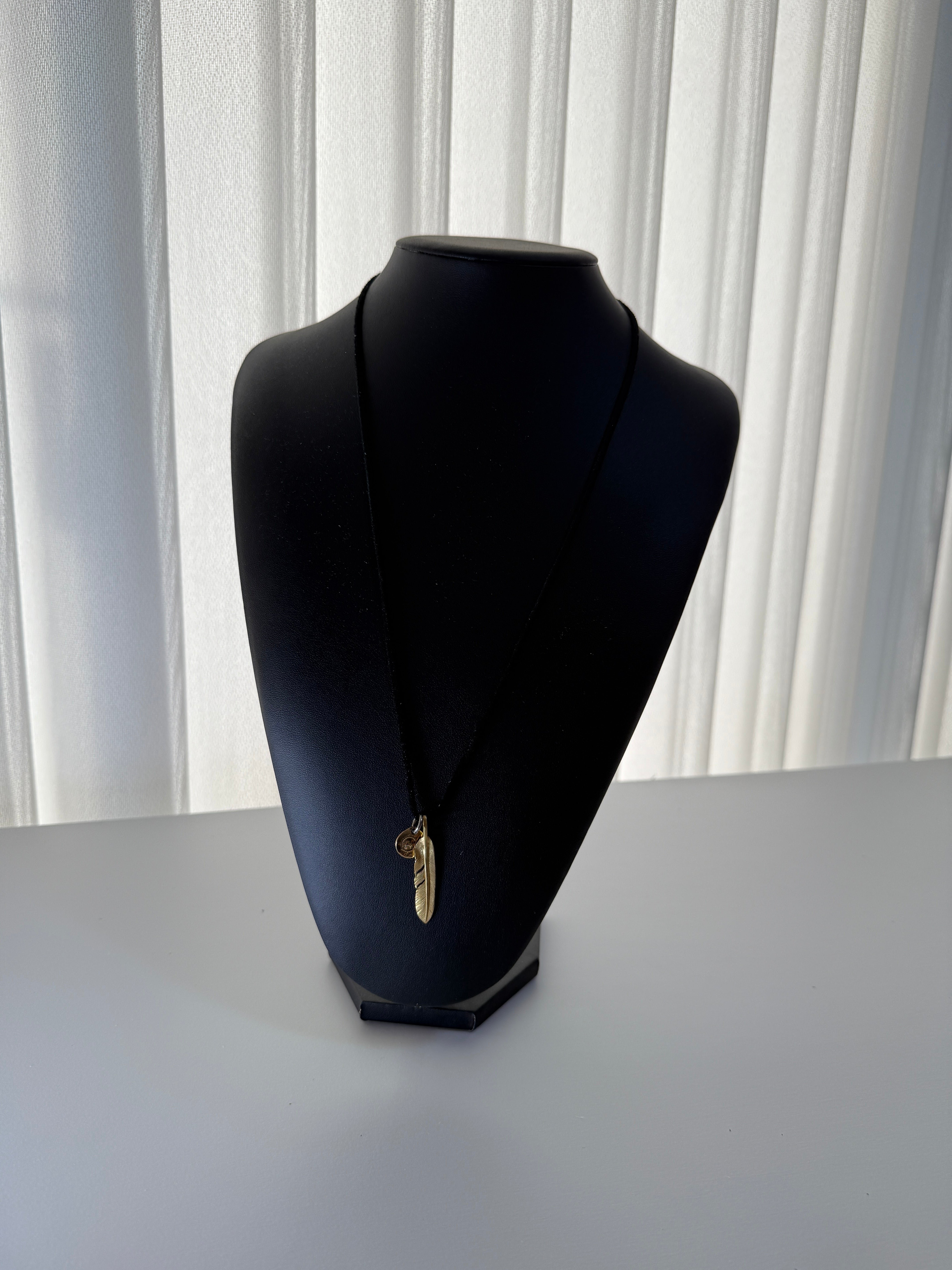 ゴローズ K18フェザー大（右向き）＋K18太陽inメタル小＋革紐