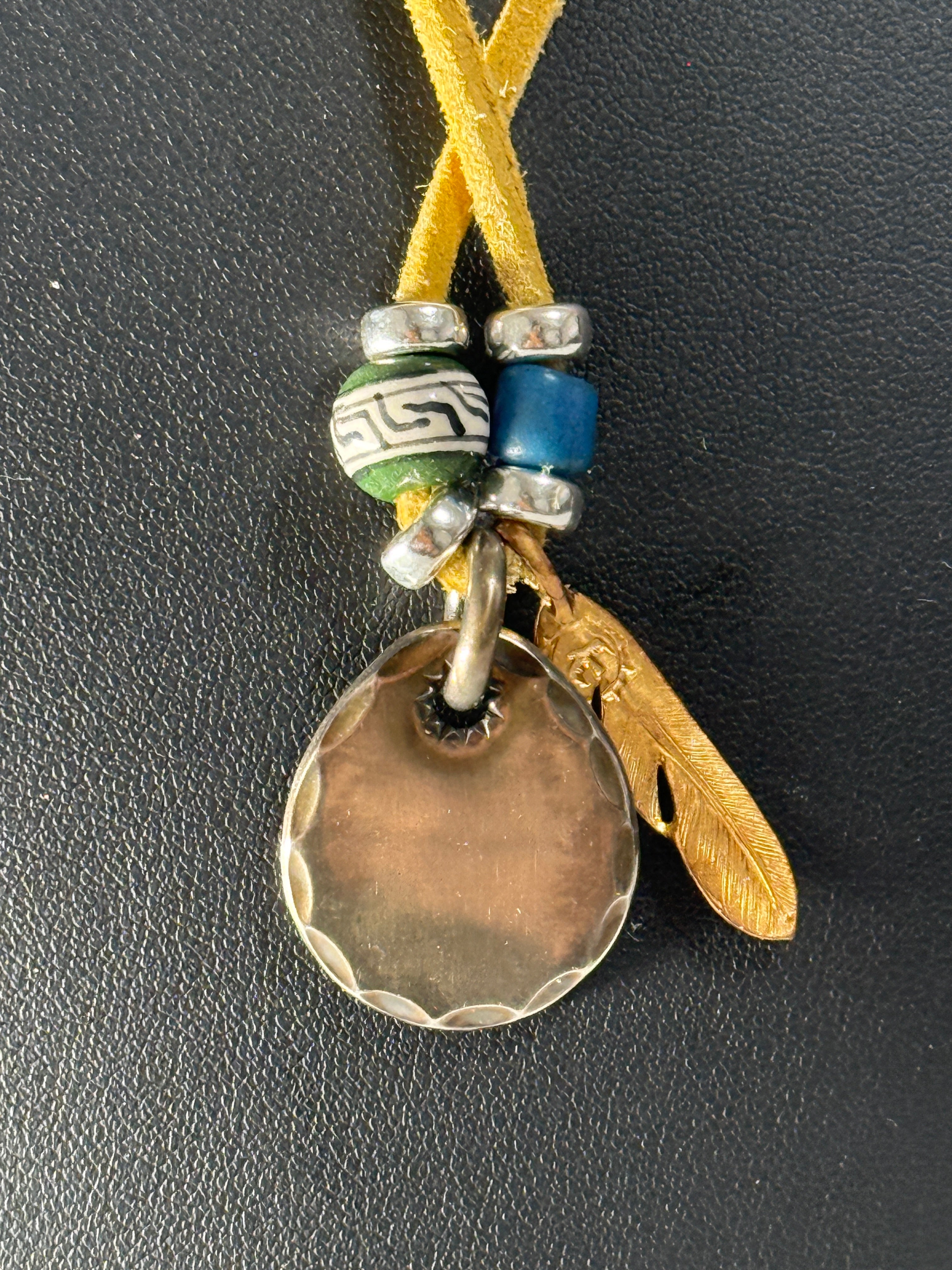 ゴローズ　たたきメタル小（印台ズレ）＋K18フェザー小（左向き）＋ビーズ・革紐セットアップ